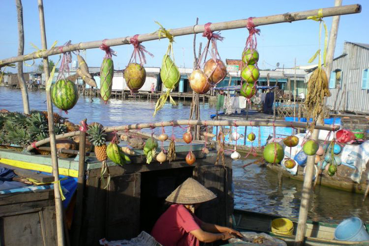 cai-be-floating-market-vietnam-travel-group-004