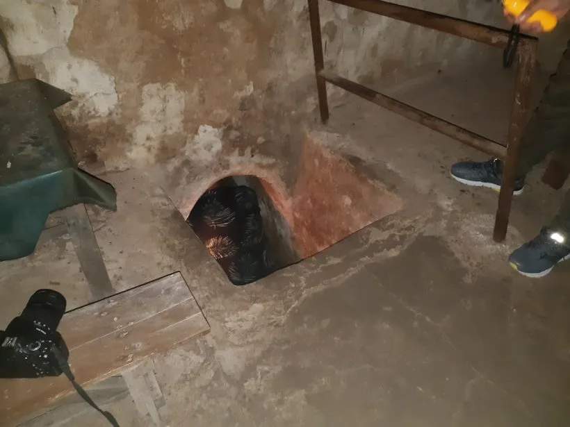 Visitors are preparing to get into the tunnel