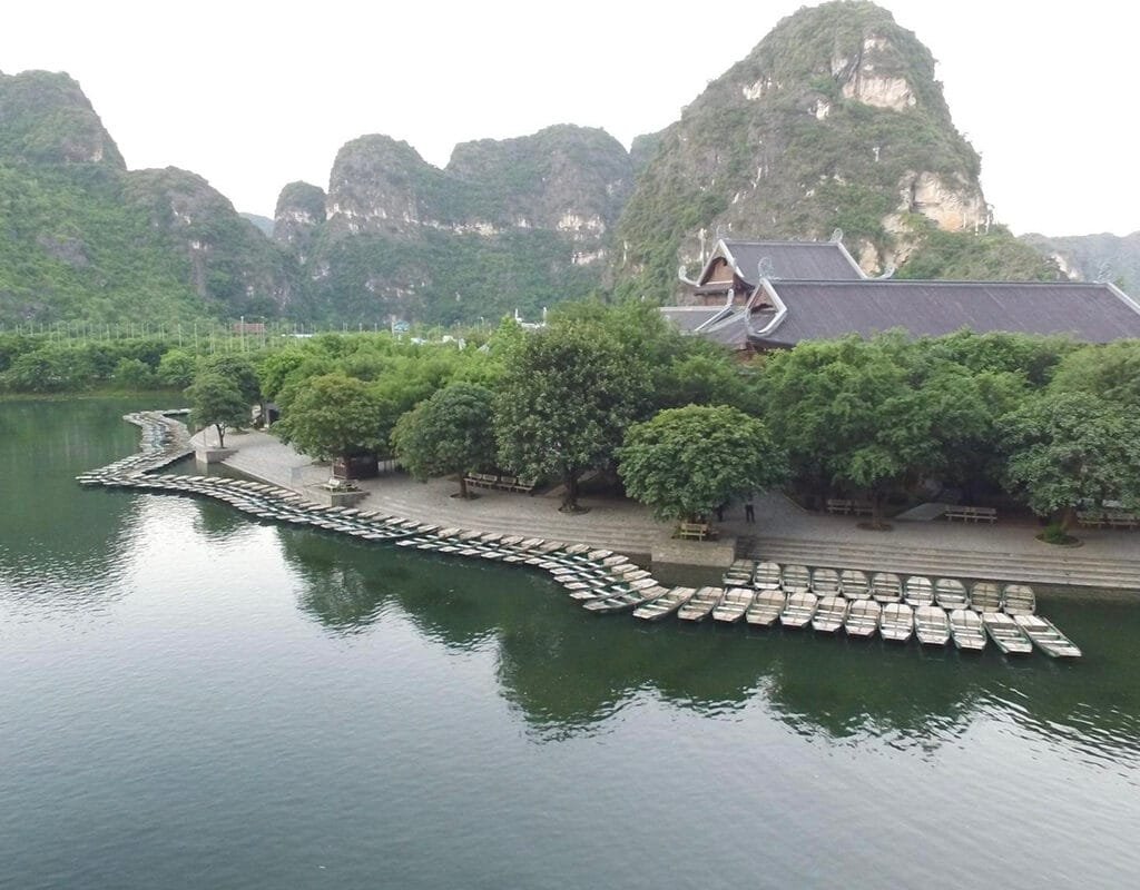 8-Day Vietnam Highlights Tour: Ho Chi Minh City, Hanoi, Halong Bay & Ninh Binh
