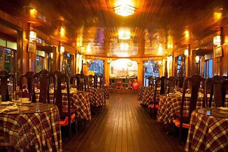dinner-cruise-in-ho-chi-minh-city-indochina-junk-inside
