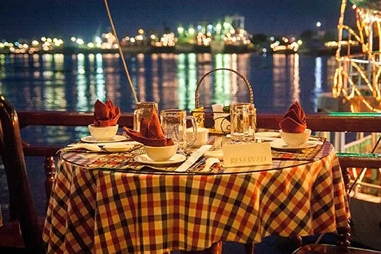 dinner-cruise-in-ho-chi-minh-city-indochina-junk-table